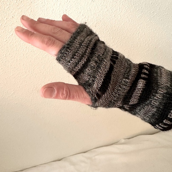 PERUVIAN CONNECTION HAND WARMER - Picture 1 of 3
